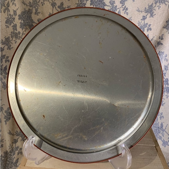 VTG 1989 12" Round Metal Tray Season's Greetings Christmas Carolers - Picture 3 of 5